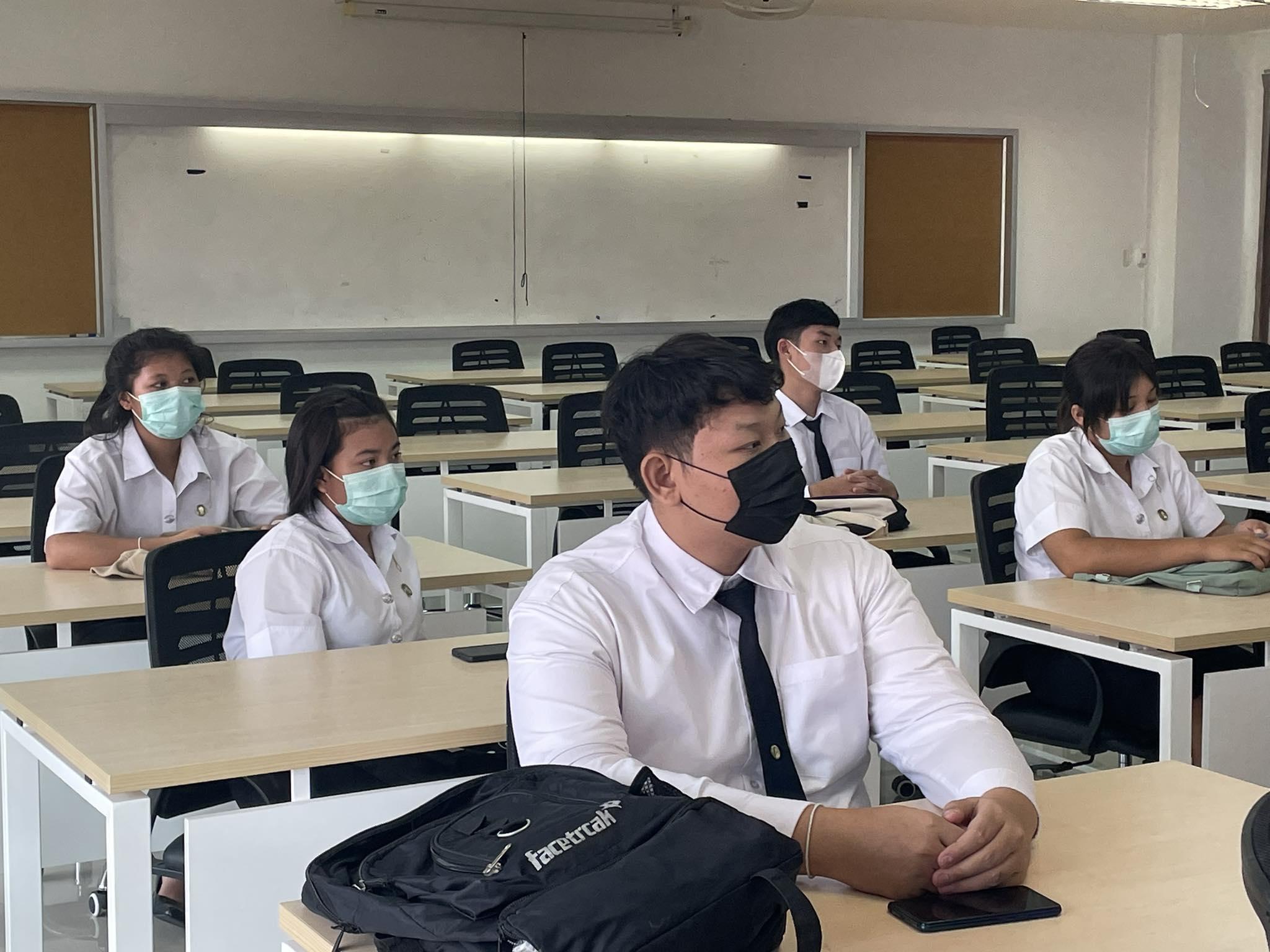 23. จัดกิจกรรมปฐมนิเทศ นักศึกษาชั้นปีที่ 1 โดยมี ดร.วิวัฒน์ ทวีทรัพย์ ประธานโปรแกรมวิชาคอมพิวเตอร์ กล่าวต้อนรับ พร้อมกับแนะนำคณาจารย์ และหลักสูตรการจัดการเรียนการสอนแก่นักศึกษา และนักศึกษายังได้เข้าพบอาจารย์ปรึกษาหมู่เรียน คือ ผศ.ศรินญาทหวาจ้อย ด้วย